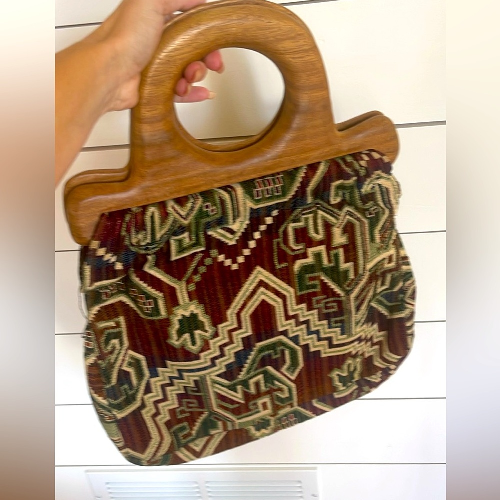 Beautiful Vintage Victoria USA Tapestry Handtote Bag With Wooden Handle